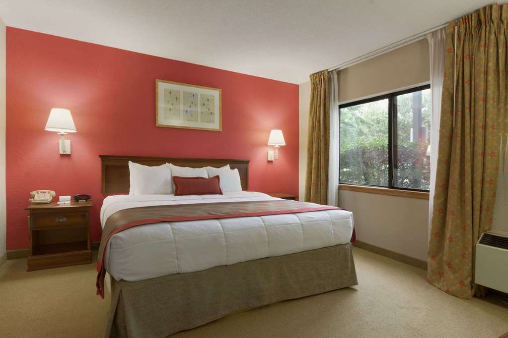 Ramada by Wyndham Raleigh - photo 9