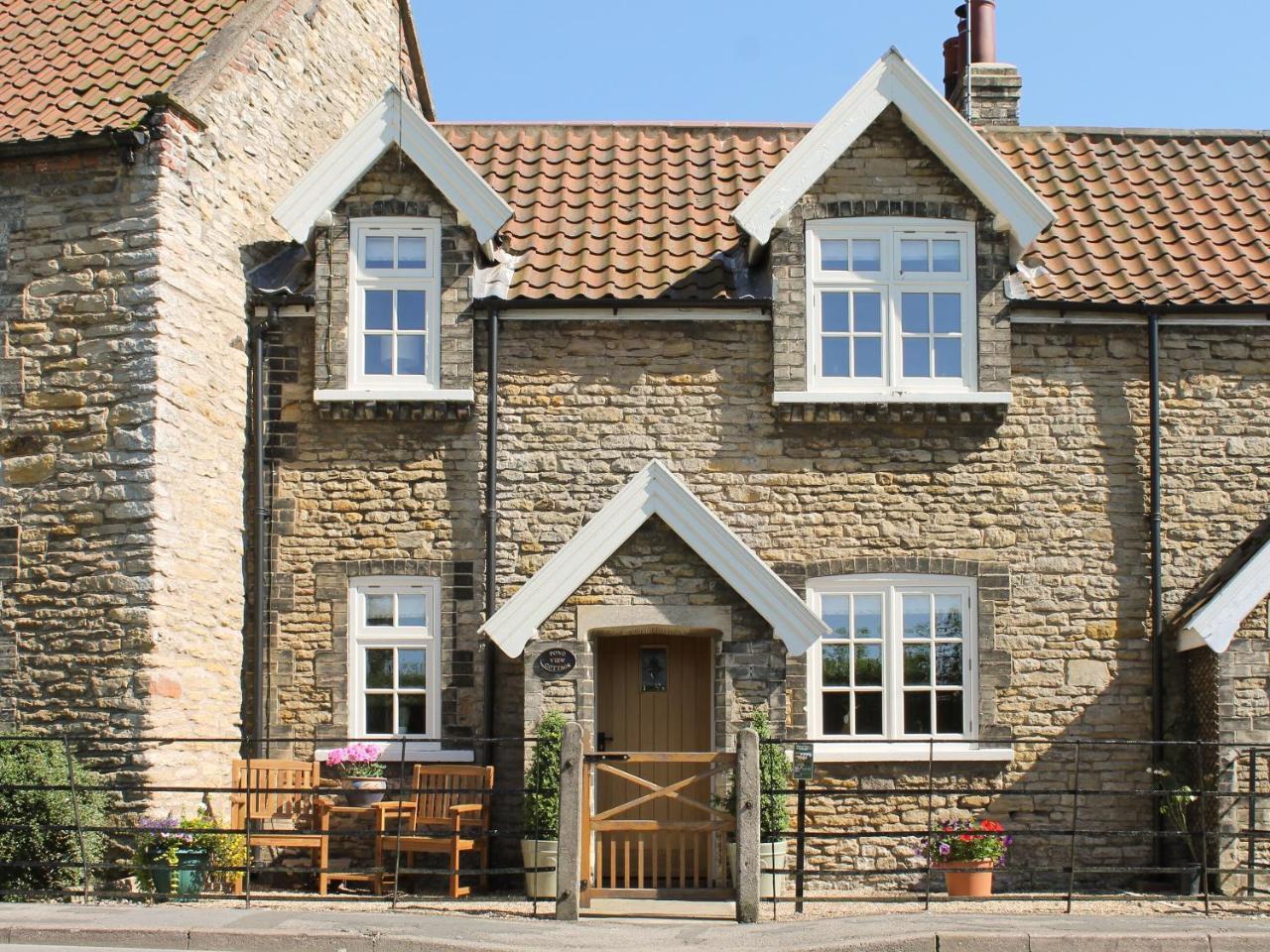 Pond View Cottage — 5-Star Luxury Hotel in Brantingham, United Kingdom