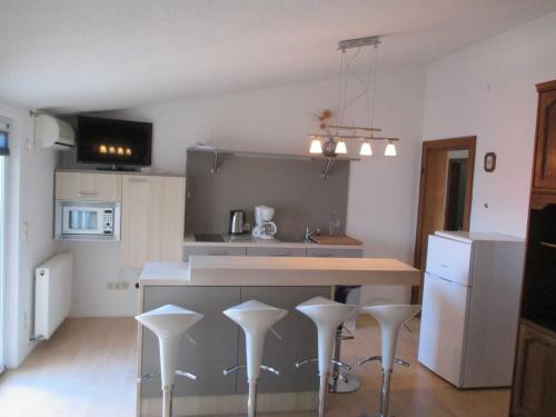 Guest House Villa Daniel Two Bedroom Apartment with Balcony — 4-Star Luxury Hotel in Omis, Croatia