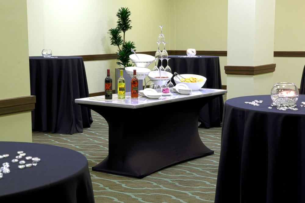 Embassy Suites by Hilton Dallas Market Center - photo 44