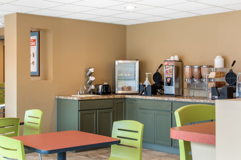 Econo Lodge Inn And Suites - photo 14