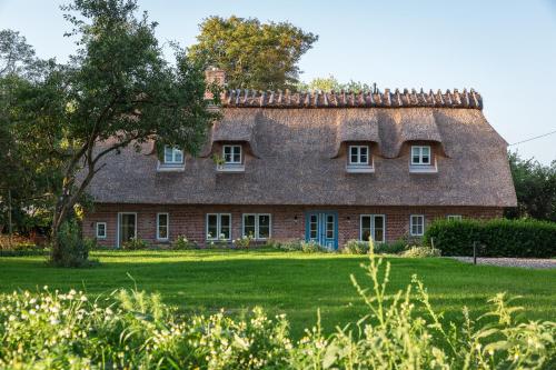 Entzückende Reetdachkate am Feldrand mit Kamin in Kappeln, Germany