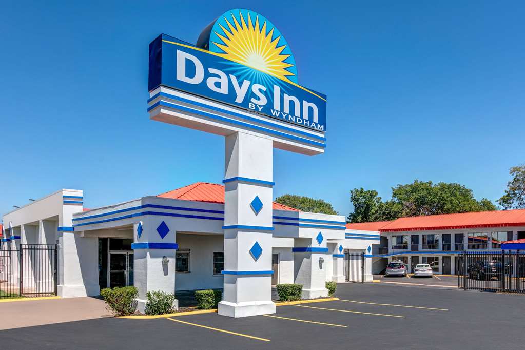 Days Inn by Wyndham South Fort Worth - photo 2