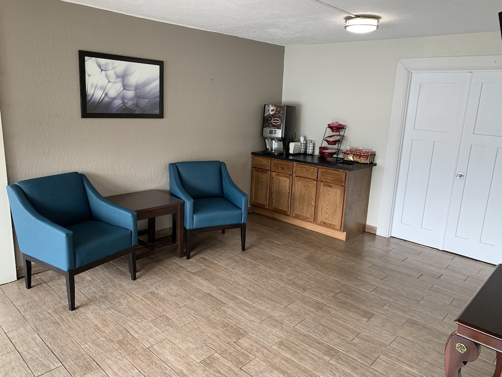 HomeTowne Studios by Red Roof Battle Creek - photo 17