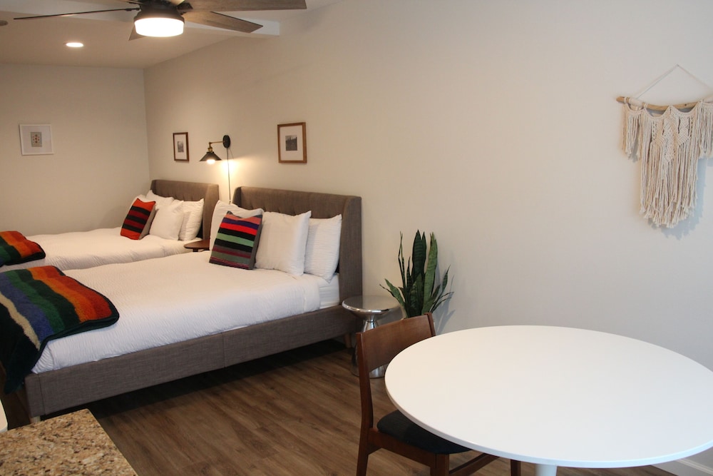 Sierra Blue Hotel & Swim Club - photo 21