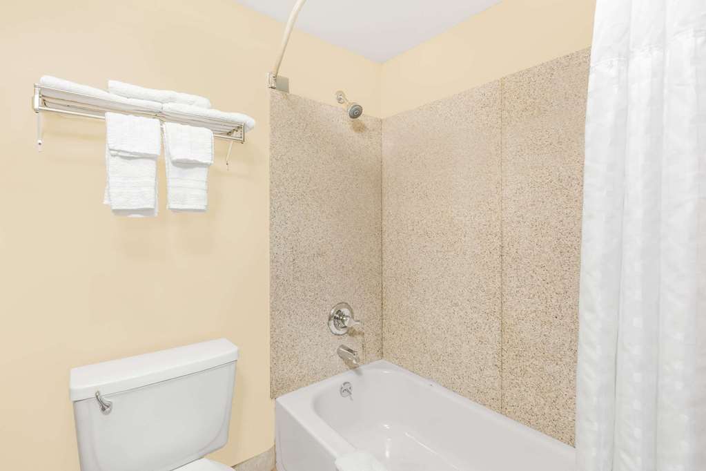 Super 8 by Wyndham Wichita Airport - photo 16