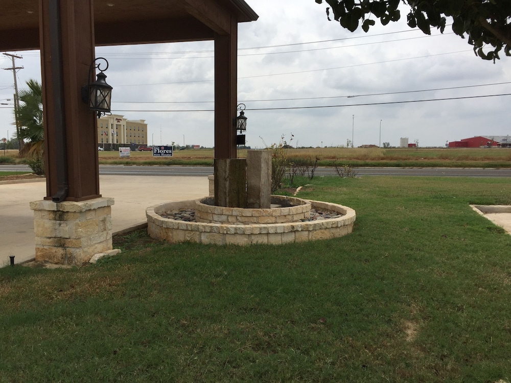 Pearsall Inn & Suites - photo 40