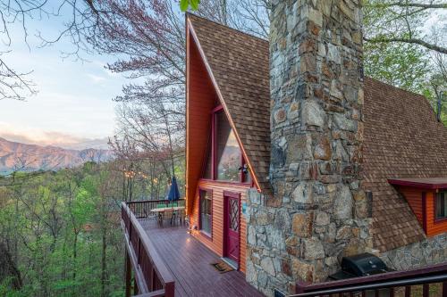Gatlinburg Cabin With Breathtaking Views Hot Tub Sauna 10 min to downtown and National Park — 4-Star Luxury Hotel in Gatlinburg, United States