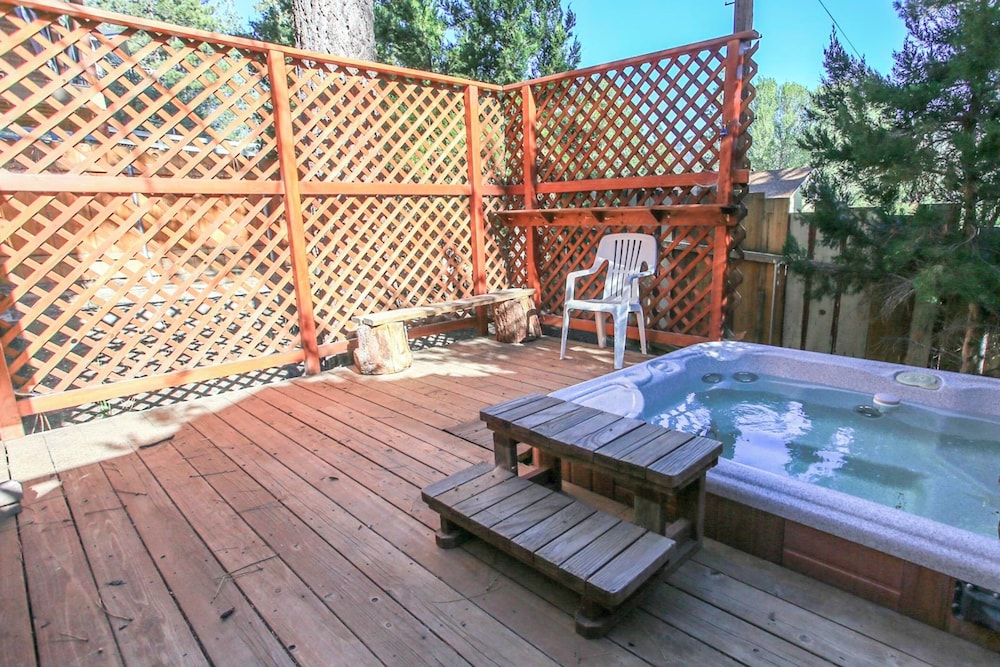 Four Seasons Retreat — 4-Star Luxury Hotel in Big Bear Lake, United States