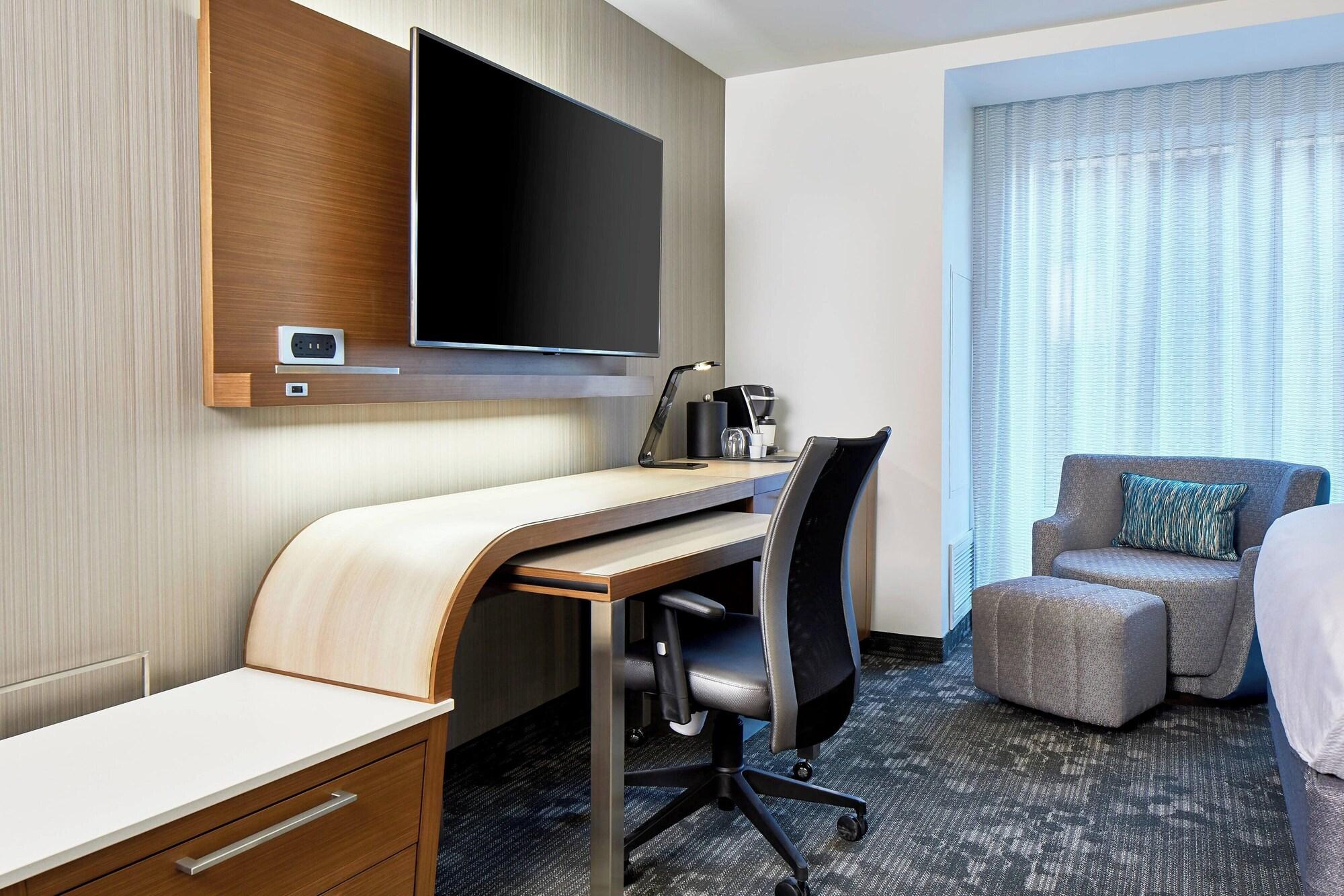 Courtyard by Marriott Baltimore Downtown McHenry Row - photo 10