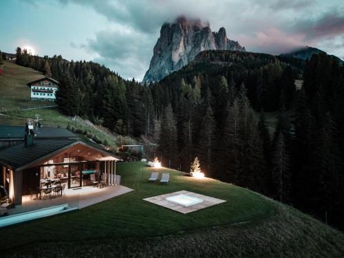 Chalet Ski — 4-Star Luxury Hotel in Selva, Italy