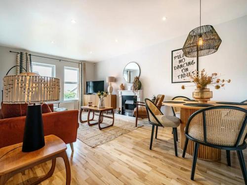 Luxury Retreat Cafes and Shopping Queens Uni Pass the Keys — 4-Star Luxury Hotel in Belfast, United Kingdom
