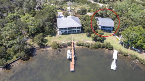Ozello Coastal Lodge Your Tranquil Waterfront Retreat Sleeps 6 Private Dock Dog Ok — 4-Star Luxury Hotel in Crystal River, United States