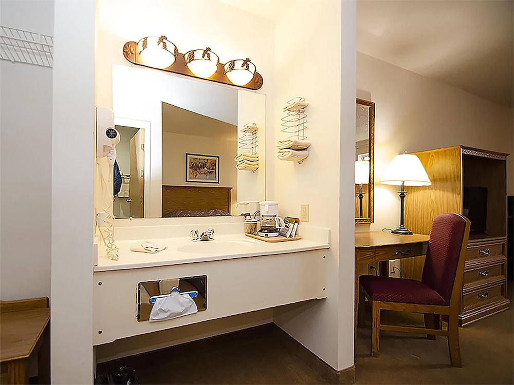 Urbana Inn & Suites - photo 17