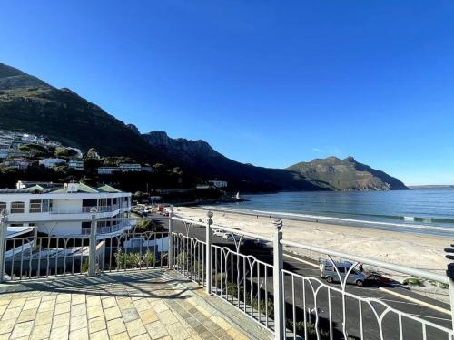 Stunning penthouse in Hout Bay overlooking the beach