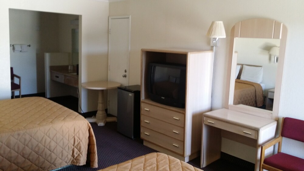 Desert Mirage Inn & Suites - photo 6