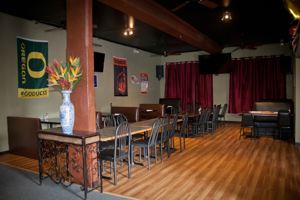 The Green Tree Hotel - photo 33