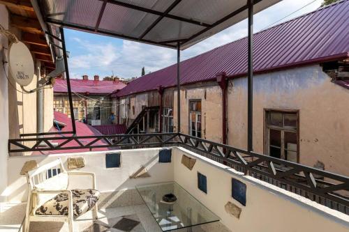 Colorful apt w a furnished terrace 2 min from Rustaveli avenue