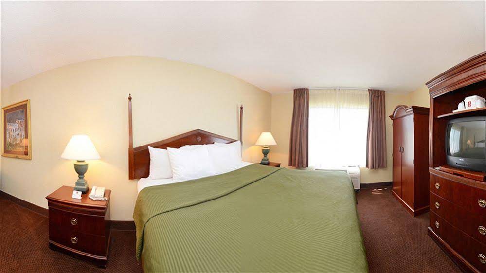 Clarion Hotel & Suites North