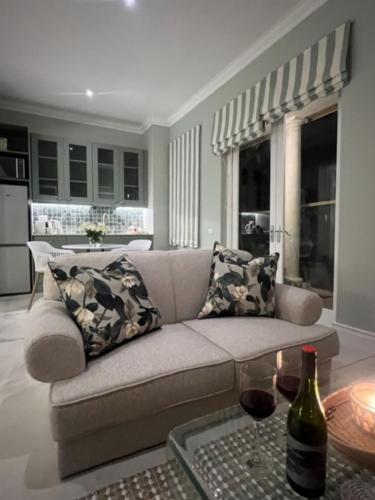 Two on Milner ARUM COTTAGE Stylish open plan Guesthouse in Rondebosch