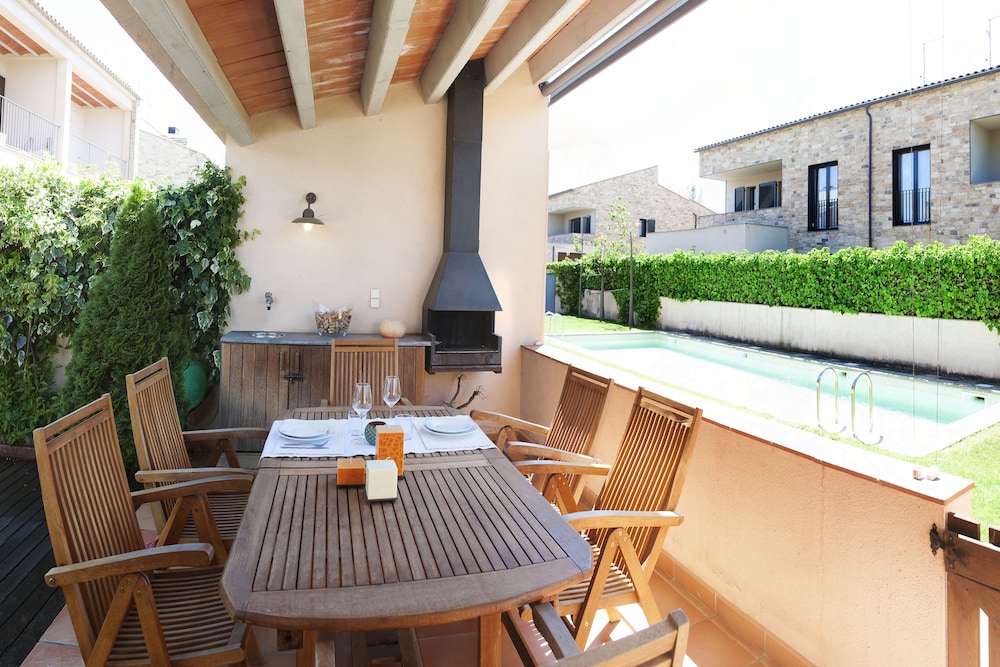 Parlavà — 4-Star Luxury Hotel in Parlava, Spain