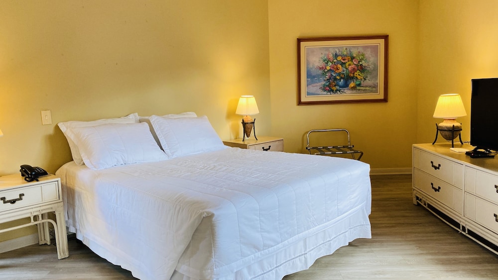 Hotel La Quinta — hotel near El Trompillo Airport