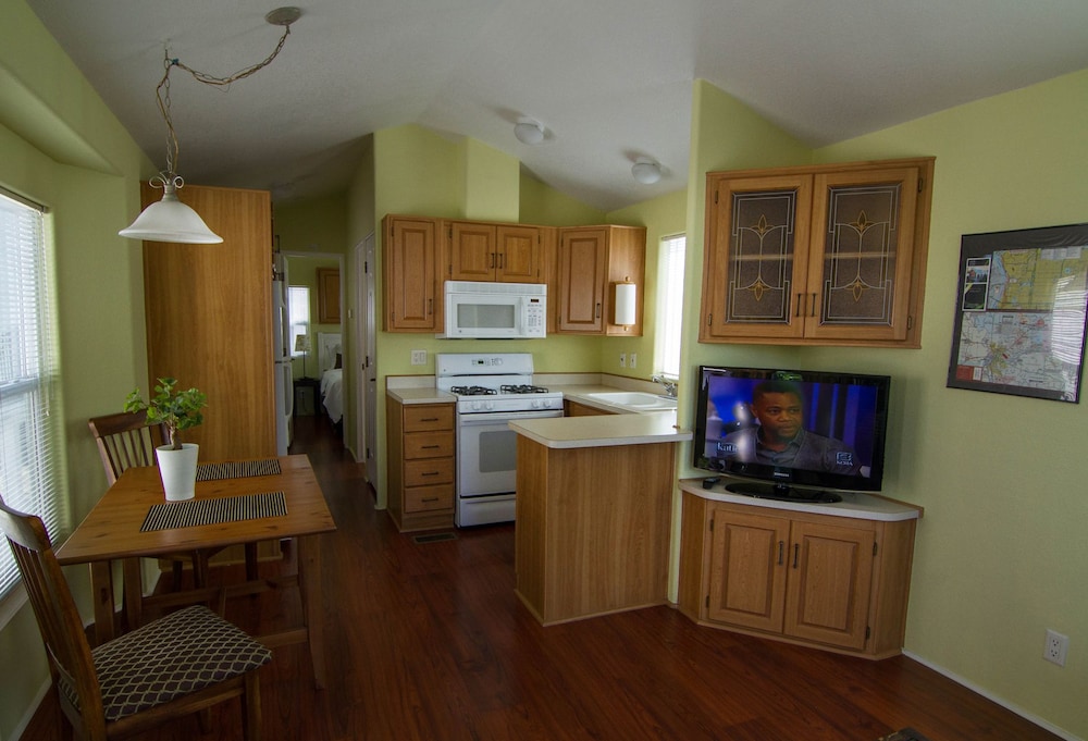 Arden Acres Executive Suites and Cottages - photo 18