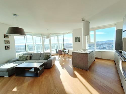 SAG Panorama Apartment 3 rooms 19th floor Great view Free parking — 4-Star Luxury Hotel in Bratislava, Slovakia