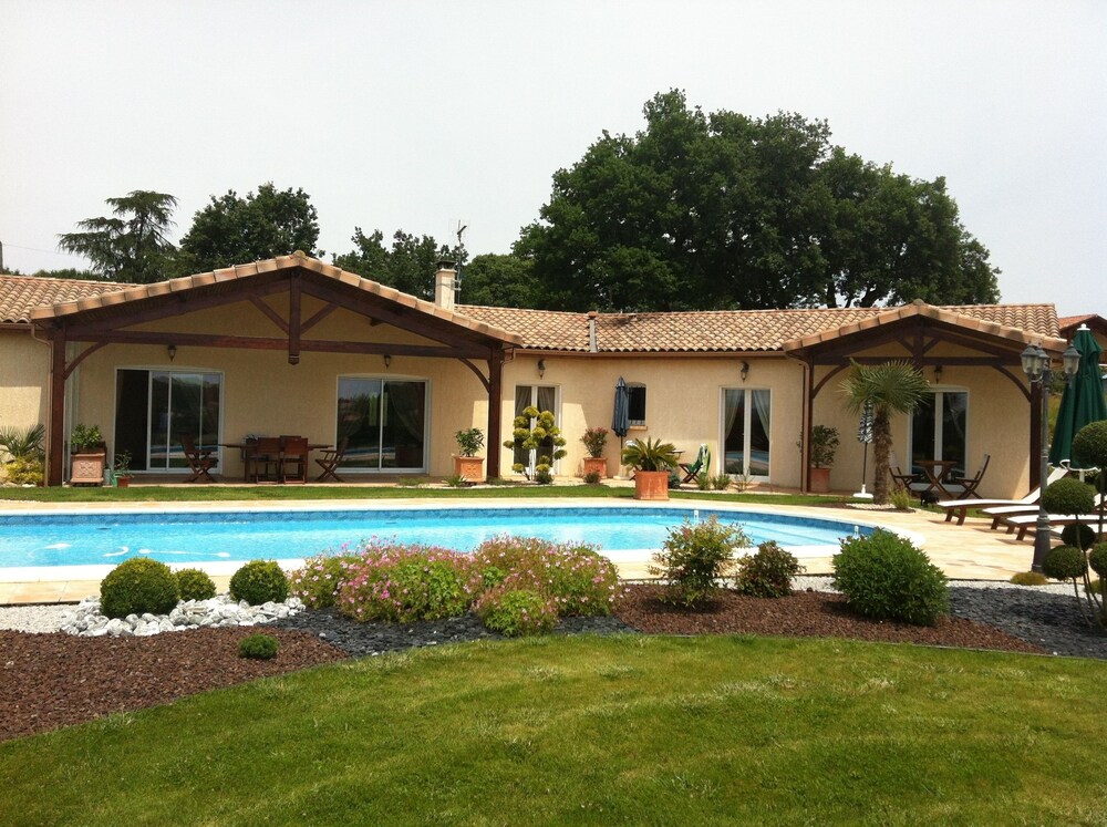 Gite Le Clos Castel — 4-Star Luxury Hotel in Grand-Couronne, France