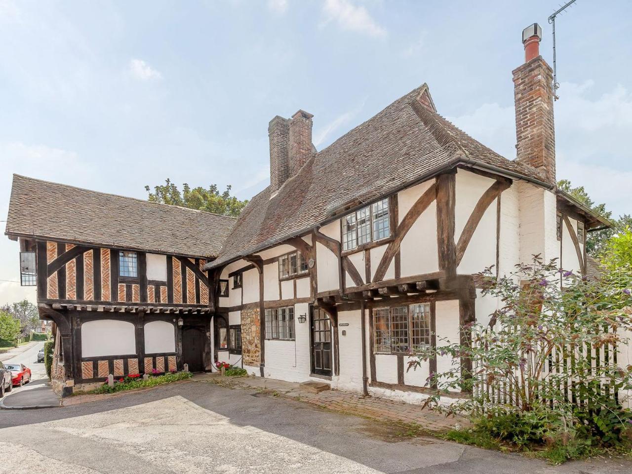 Pollard Cottage — 5-Star Luxury Hotel in Lingfield, United Kingdom