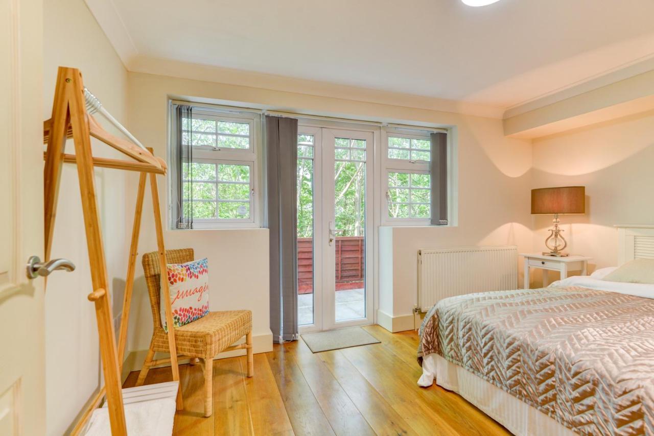 Redhill town centre apartment by Livingo — 4-Star Luxury Hotel in Redhill, United Kingdom