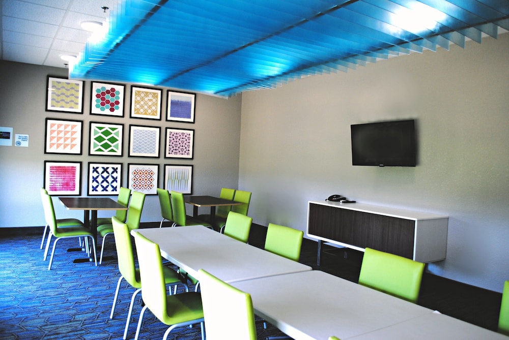 Holiday Inn Express & Suites Columbia City by IHG - photo 21