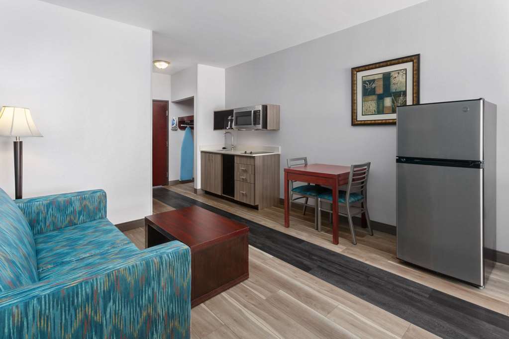 La Quinta Inn & Suites by Wyndham Woodward - photo 15