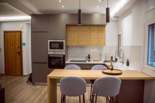 Chic And Modern Thissios Apartment — 4-Star Luxury Hotel in Athens, Greece