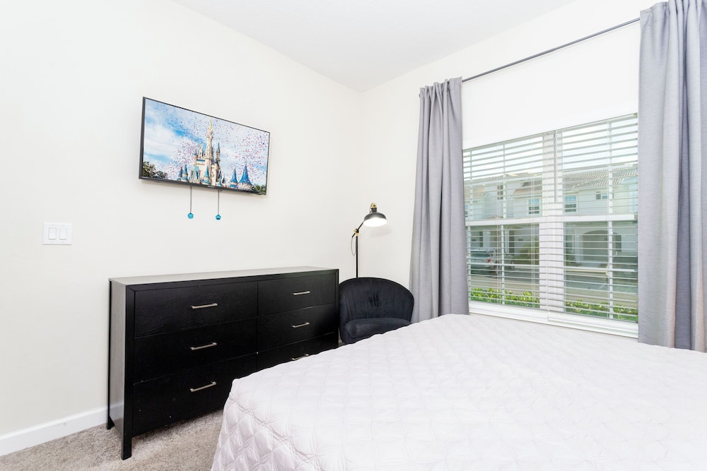 Magnificent 5Bd w Pool @ Storey Lake 4800 - photo 6