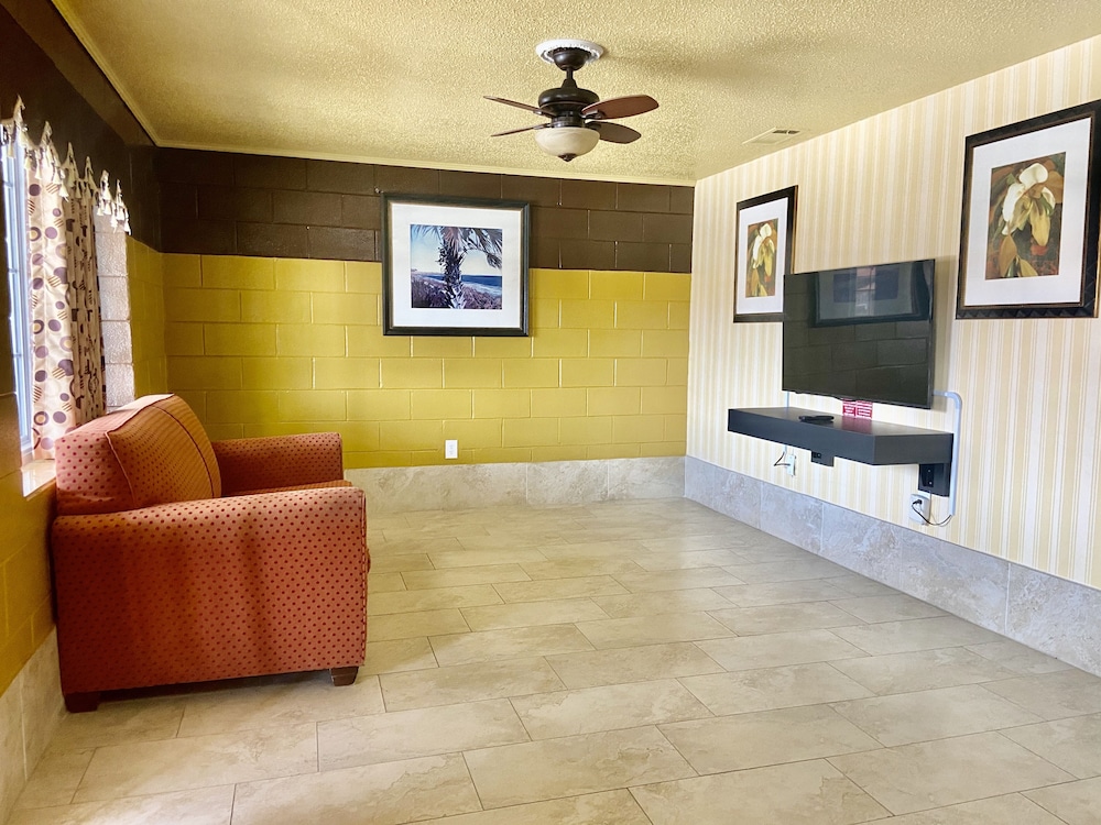 Savannah Inn and Suites - photo 12