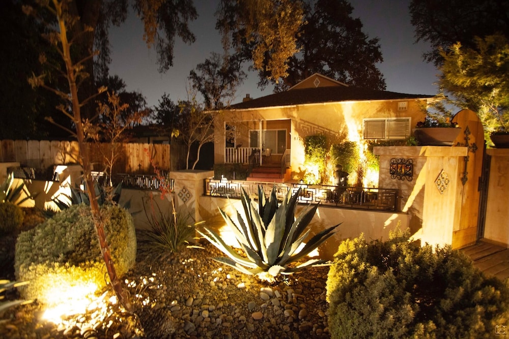 Group Retreat with Hot Tub & Studio — hotel in Visalia