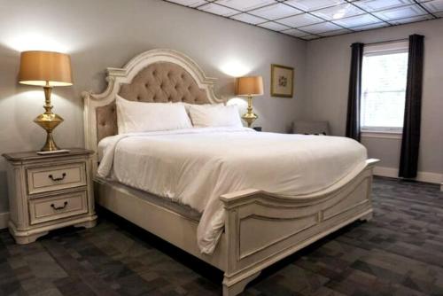 Upstairs Villa at Pine Street — 4-Star Luxury Hotel in Eureka Springs, United States