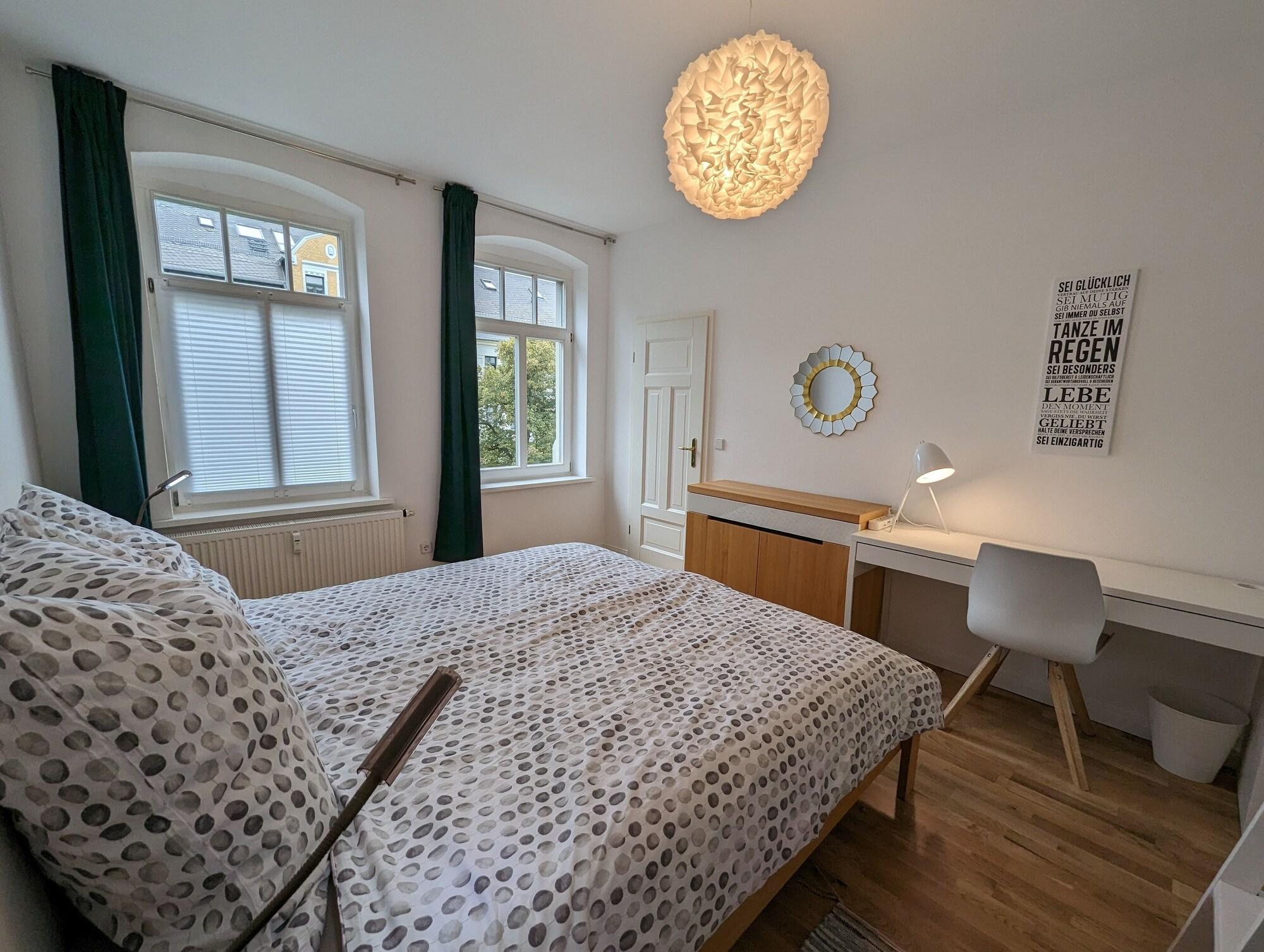 Chemnitz Saxonia HomeDeLuxe Hochwertige 50qm 2 Zimmer Ferienwohnung mit privaten Kfz Parkplatz Stellplatz mit MWSt Rechnung mit XXL Hülsta Bett & Etagenbett mit InternetFlatrate Ideal für Familien Paare Kulturinteressierte & Geschäftsreisende — 4-Star Luxury Hotel in Chemnitz, Germany