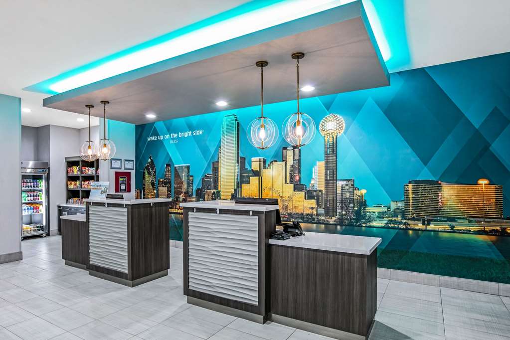 La Quinta Inn & Suites by Wyndham DFW West Glade Parks - photo 3