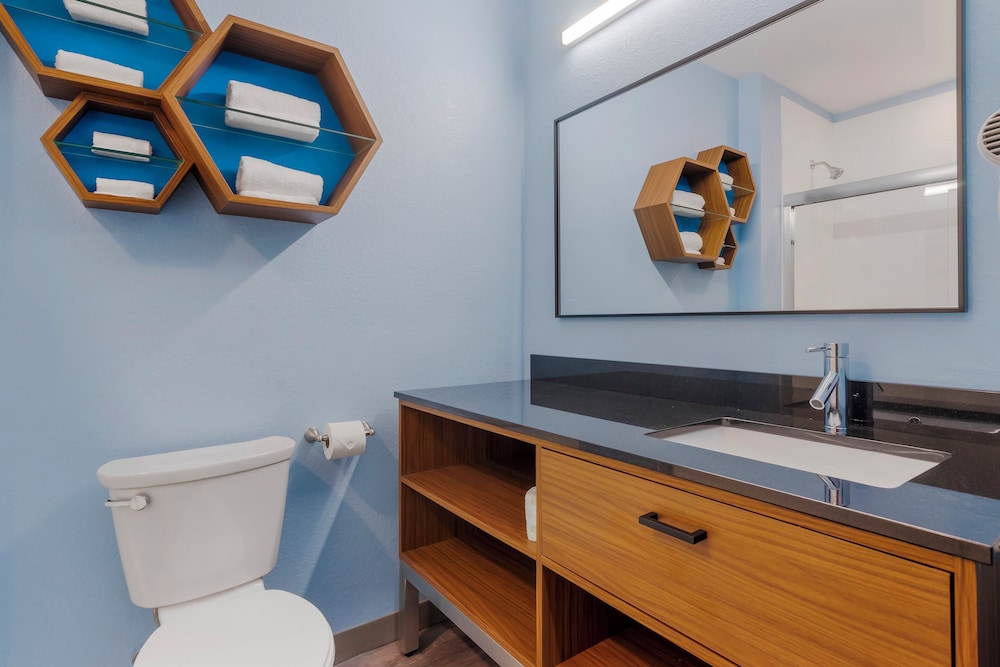 HomeTowne Studios by Red Roof Tampa Airport - photo 25