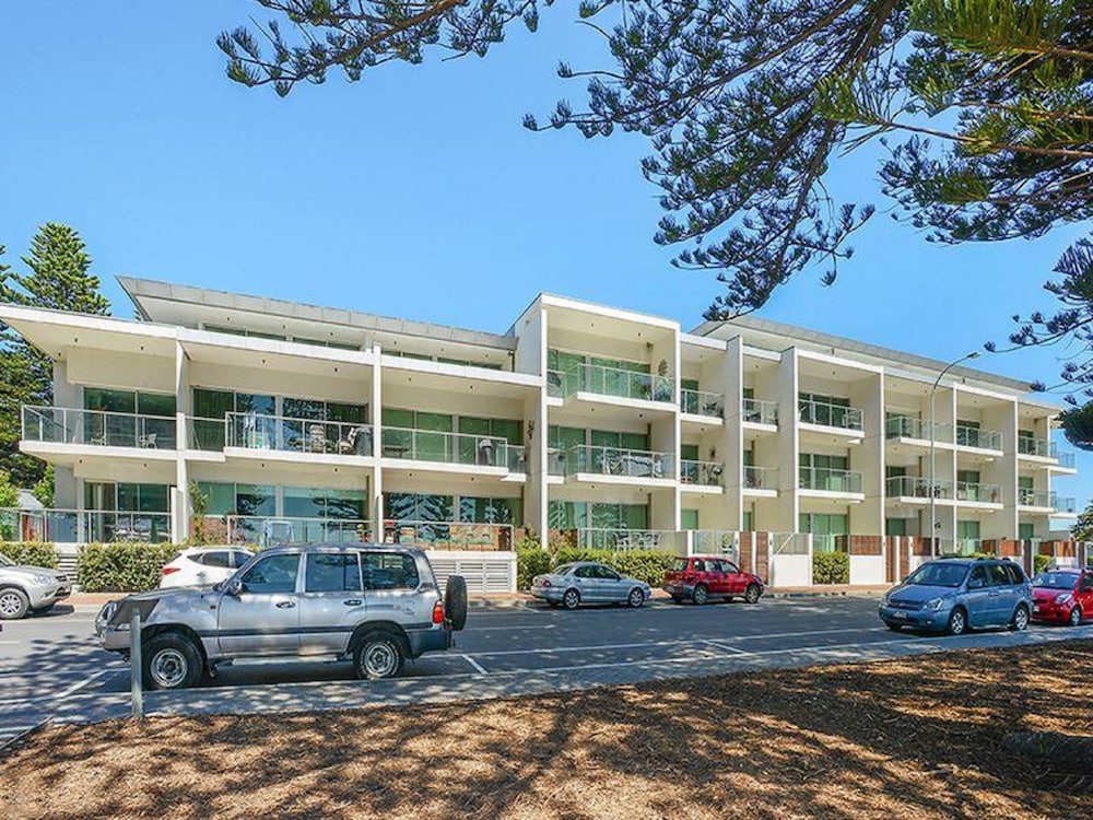 Breeze Beachfront Apartments — 4-Star Luxury Hotel in Victor Harbor, Australia