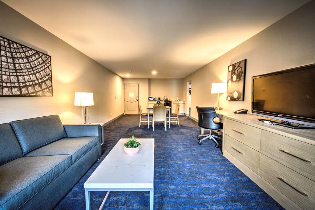Best Western Plus Media Center Inn & Suites - photo 7