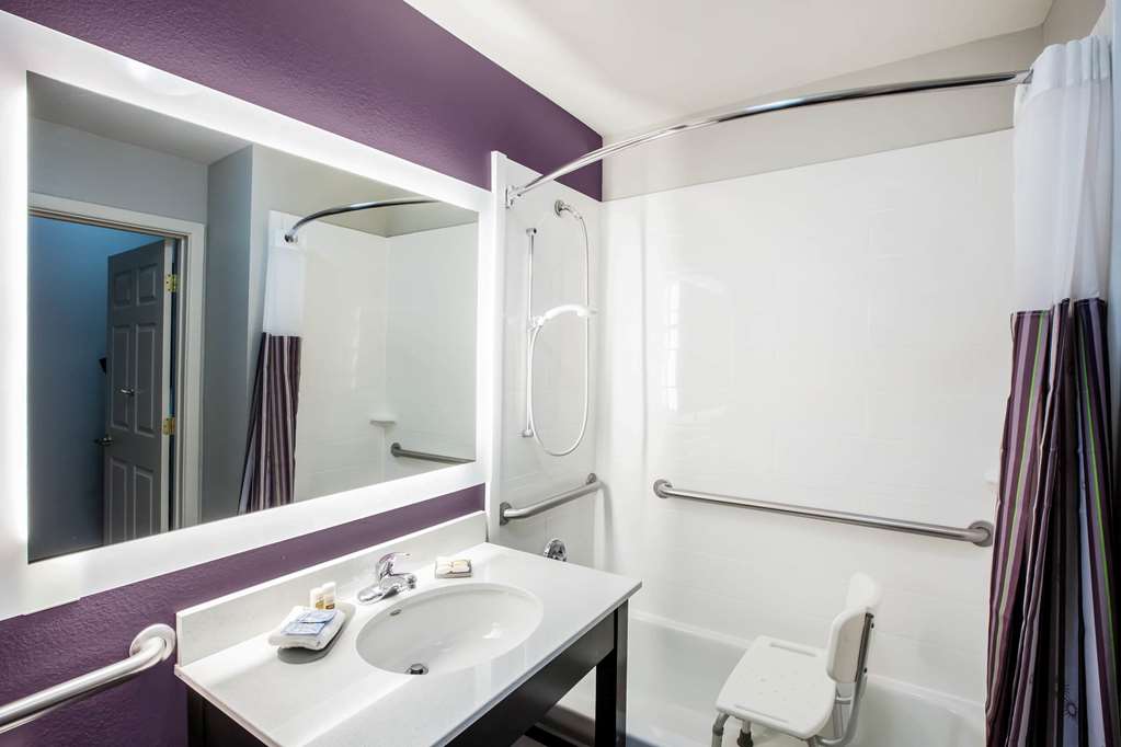 La Quinta Inn & Suites by Wyndham Lubbock North - photo 16