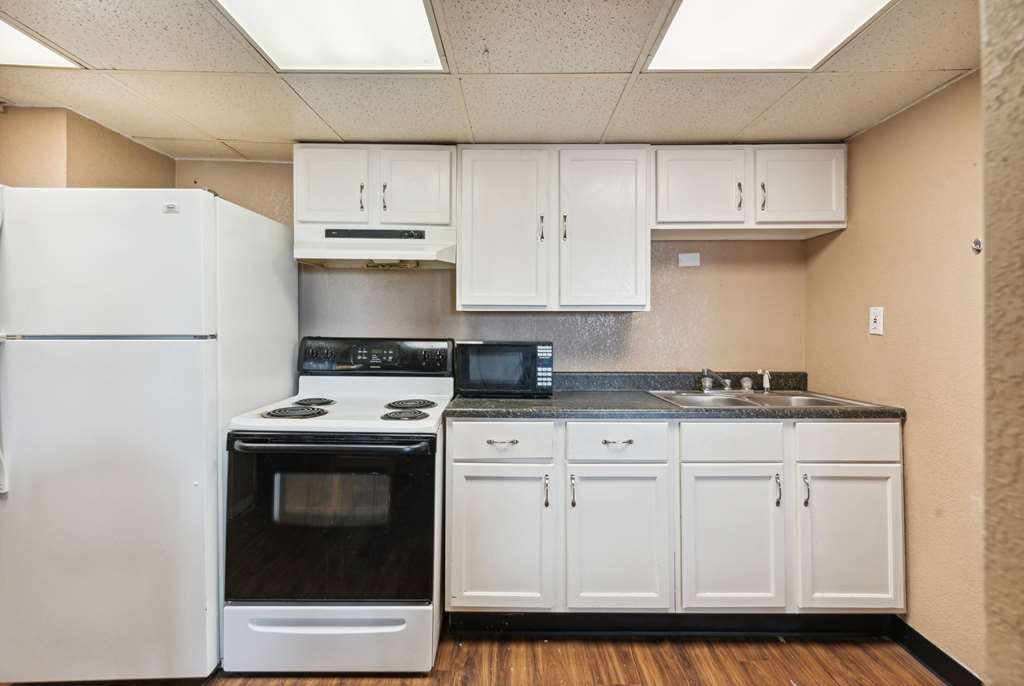 Super 8 by Wyndham Millbury Toledo - photo 28