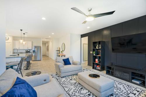 Hot Tub Putting Green New Build Glendale Home — 4-Star Luxury Hotel in Glendale, United States