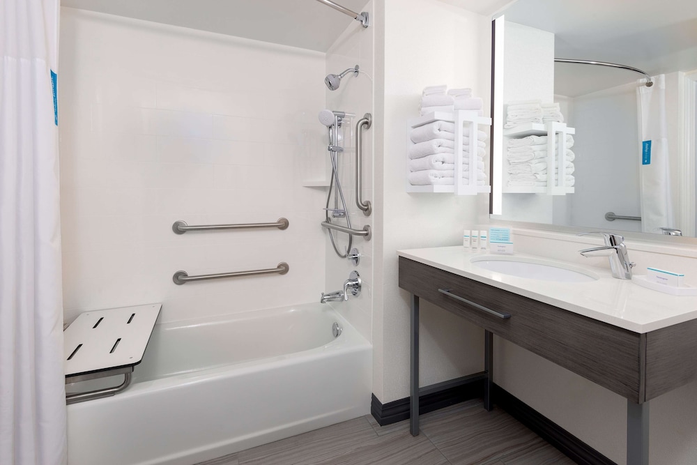 Hampton Inn & Suites Kansas City Country Club Plaza - photo 25