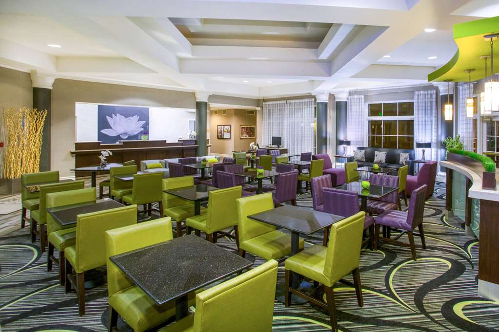 La Quinta Inn & Suites by Wyndham St. Louis Westport - photo 8