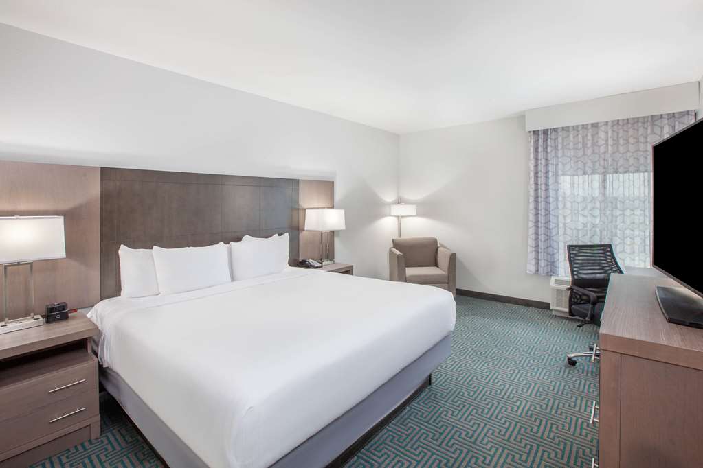 La Quinta Inn & Suites by Wyndham Dallas Duncanville - photo 18