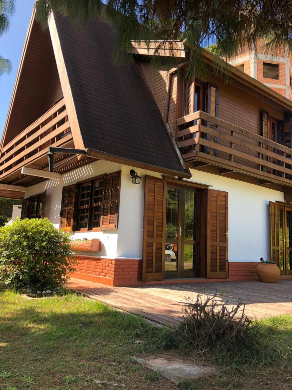 Chale Sonho Da Vovo Pertinho Do Centrinho — 4-Star Luxury Hotel in Campos Do Jordao, Brasil